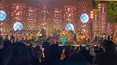 الجمهور يستقبل جنات بالورود في حفل الموسيقى العربية.. والفنانة: وحشتوني