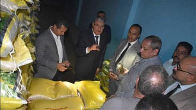 خلال جولة مفاجئة للمحافظ.. ضبط 40 طن سلع غذائية محتكرة في المنيا