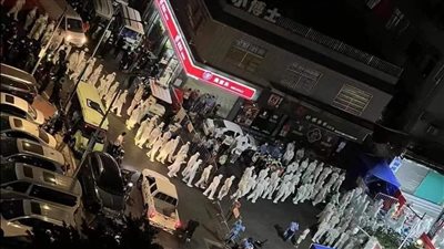 الهالوين أم كورونا؟.. مصري بالصين يوضح حقيقة الصورة المتداولة للفرق الطبية بأحد الشوارع| خاص