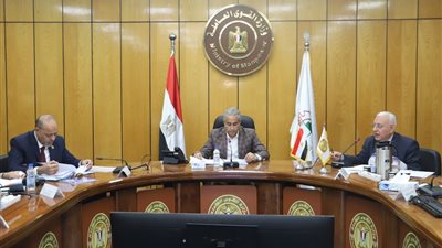 القوى العاملة: صرف 2 مليار جنيه إعانات لـ 421 ألفا و616 عاملًا بالمنشآت المتعثرة منذ يونيه 2002