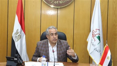 القوى العاملة يؤكد مساندة المنشآت المتعثرة في أوقات الأزمات وإعانتها على صرف أجور عمالها 