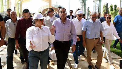 استعدادا لقمة المناخ.. رئيس الوزراء يتفقد الممشى السياحي في شرم الشيخ 