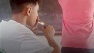 مصدر بالتعليم ردًا على فيديو إشعال طالب السجائر أمام المدرس: قديم وفصلنا الطالب