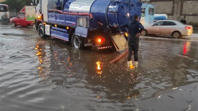 انتشار معدات شركة مياه الشرب والصرف الصحي لشفط مياه الأمطار بشبرا والخصوص