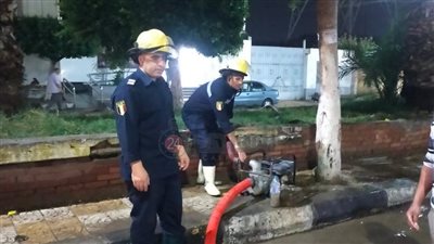 سقوط أمطار غزيرة على زفتي بالغربية.. وانتشار معدات الحماية المدنية لشفط المياه 