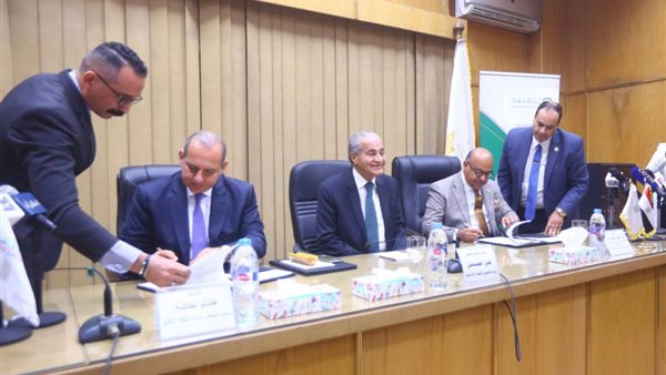 وزير التموين يوقع