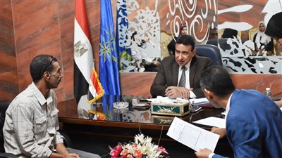 محافظ أسوان يكلف السكرتير العام بمواصلة اللقاء الأسبوعي بالمواطنين 