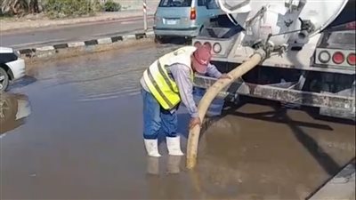 سحب تجمعات مياه الأمطار من شوارع العريش | صور
