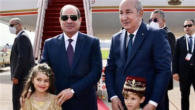 الرئيس السيسي يصل مقر اجتماعات القمة العربية الـ 31.. ويلتقي نظيره الجزائري