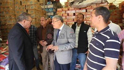 تجار يحتكرون السلع الغذائية والمحافظ يوجه ببيعها للمواطنين بأسعار مخفضة بالمنيا