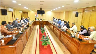 محافظ أسيوط يوجه بفتح منافذ جديدة لتوفير المواد الغذائية بأسعار مخفضة