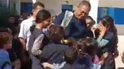 بالدموع والأحضان.. طلاب مدرسة يودعون معلمًا بعد بلوغه سن المعاش 
