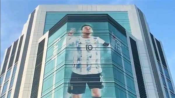 ميسي على مباني الدوحة