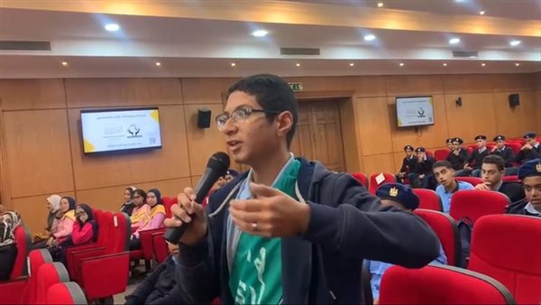 الطالب المشارك بالحوار