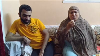 ما لهوش علاج عندنا.. والدة شاب يعاني من مرض نادر ويعيش ببطارية: كنت فرحانة لما لقيت حد هيتبنى حالة ابني | بث مباشر 