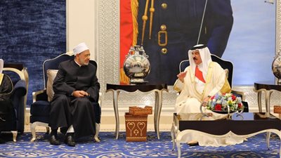 الملك حمد بن عيسى آل خليفة ملك البحرين يستقبل شيخ الأزهر في مطار قاعدة الصخير الجوية