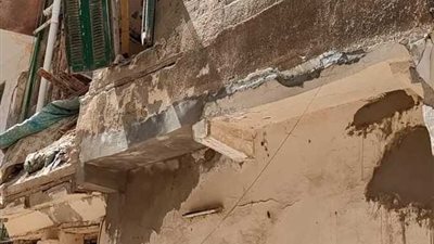 تهشم سيارة وإصابة مواطن في انهيار جزء من عقار بالدقهلية | بث مباشر