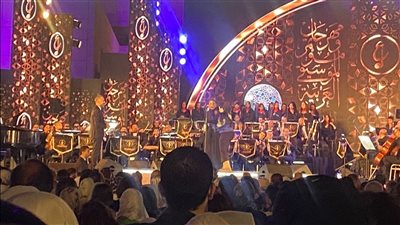 طفلة تحتضن أصالة على المسرح وتبكي.. والفنانة تعلق: كان نفسي أخلف 14 لولا الغناء