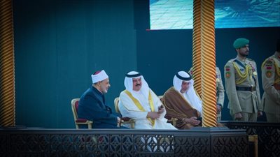 ملك البحرين يستقبل شيخ الأزهر في صرح الشهيد بقصر الصخير | صور