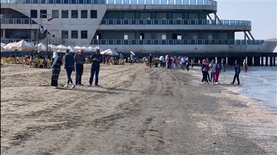 شاطئ بورسعيد يشهد إقبالا كبيرا.. ومديره: استقبلنا 30 رحلة من كافة المحافظات | صور 