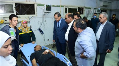 رئيس جامعة سوهاج ومدير الأمن ونائب المحافظ يتفقدون مصابي حادث طريق سوهاج - البحر الأحمر | صور