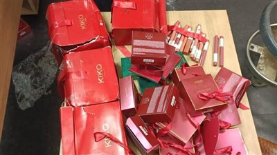 مطار القاهرة يحبط محاولة تهريب 300 عبوة تجميل غالية الثمن