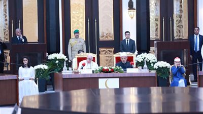 البابا فرنسيس ينتقد استخدام القوة والعنف وتجارة الأسلحة من أجل حصد الأموال الطائلة