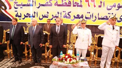 محافظ كفر الشيخ يضع إكليل الزهور على النصب التذكاري احتفالا بالعيد القومي للمحافظة