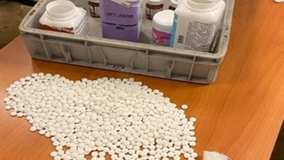 ضبط أجنبية أثناء تهريب أكثر من 6 آلاف قرص عقاقير طبية داخل 10 برطمانات | صور