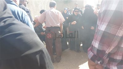 هتسيبني لمين يا ضنايا.. انهيار والد طبيب صدر طنطا أثناء تشييع جثمانه بالغربية | صور 