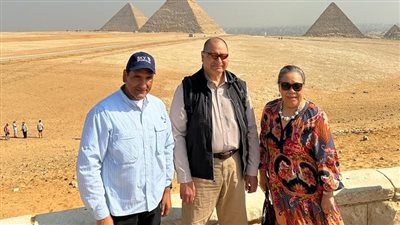 الملك توبو السادس ملك تونجا وزوجته يزوران أهرامات الجيزة | صور