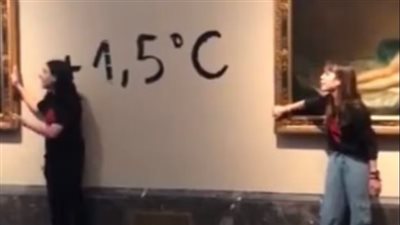  مع انطلاق قمة المناخ.. نشطاء يلصقون أنفسهم بلوحات تاريخية في متحف بمدريد