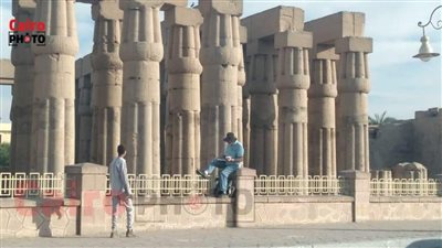 فيليب.. سائح فرنسي دفعه عشق الأقصر لرسم آثارها وشوارعها │صور