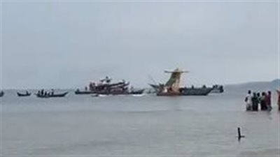 غرق طائرة ركاب بعد سقوطها في بحيرة فيكتوريا بتنزانيا | فيديو 