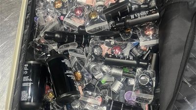 إحباط محاولتي تهريب 28 هاتف محمول و359 عبوة مستحضرات تجميل مع راكبتين بمطار القاهرة