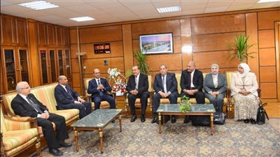 رئيس جامعة أسيوط يستقبل وفد ضمان الجودة في مستهل زيارتهم لكلية التربية