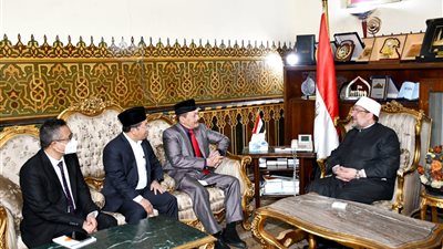 وزير الأوقاف يهدي رئيس هيئة الزكاة بإندونيسيا 100 نسخة من تفسير معاني القرآن