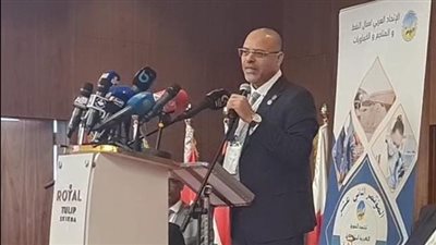 عماد حمدي أمينًا عامًا لدورة ثانية بالاتحاد العام لعمال النفط والكيماويات