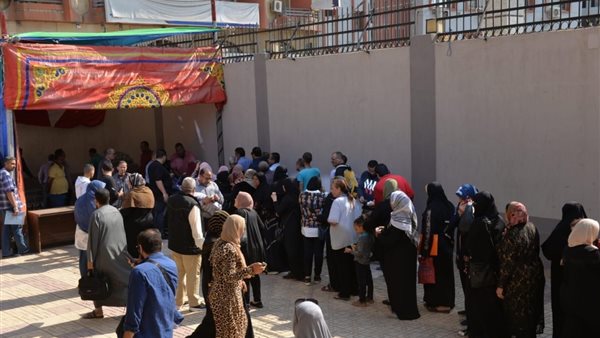 توافد المواطنين علي