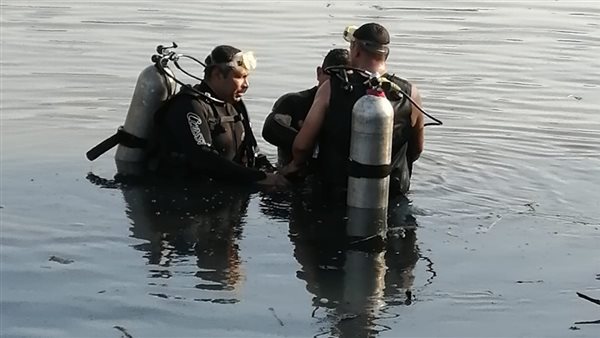 مسن يلقي نفسه في