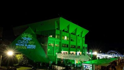 إضاءة مبنى مكتبة الإسكندرية باللون الأخضر احتفالا بانطلاق قمة المناخ COP27 | صور 