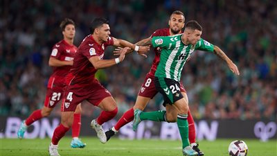 مباراة البطاقات الملونة.. التعادل الإيجابي يحسم ديربي الأندلس بين ريال بيتيس وإشبيلية 