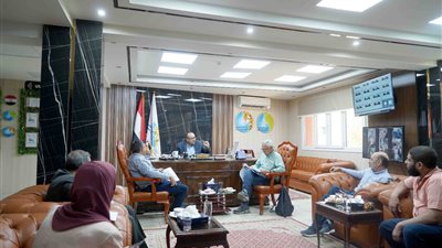 بحث تنفيذ مشروعات إحلال وتجديد شبكات مياه الشرب والصرف بسوهاج | صور