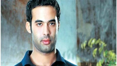 عاش وحيدًا وبات منسيًا.. غياب الزائرين عن مقبرة هيثم أحمد زكي في ذكرى رحيله | بث مباشر 