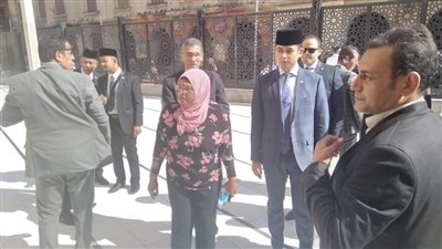 ولي عهد ماليزيا يزور ضريح الحسين ويتفقد شوارع خان الخليلي