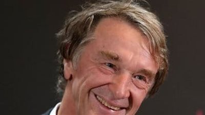 ملياردير من عُشاق مانشستر يونايتد يقترب من شراء نادي ليفربول 