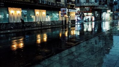 تزامنًا مع تحذيرات الأرصاد.. أمطار غزيرة ورياح باردة تضرب الإسكندرية | بث مباشر