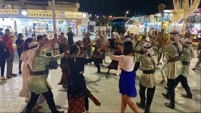 بأغاني الفلكلور السيناوي.. ضيوف مؤتمر المناخ يتفاعلون مع الخيمة البدوية بشرم الشيخ