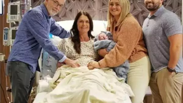 جدة تنجب حفيدها