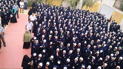 عمرو أديب يستنكر ارتداء طالبات إسدال داخل مدرسة بالدقهلية: ده مش شكل التحشم المصري